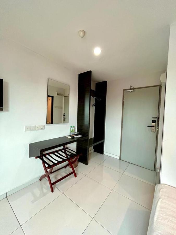 Hotel Zamburger Tengkera Melaka Exteriör bild